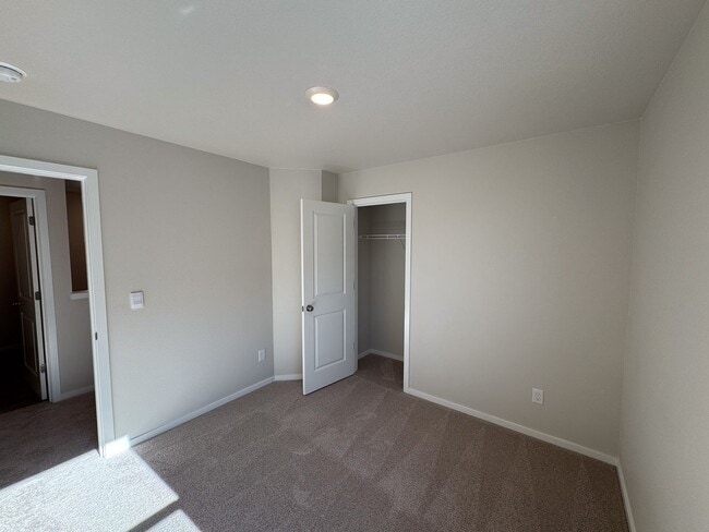 Building Photo - 4 Bedroom, 2 1/2 Bath Home in Marcola Meadows