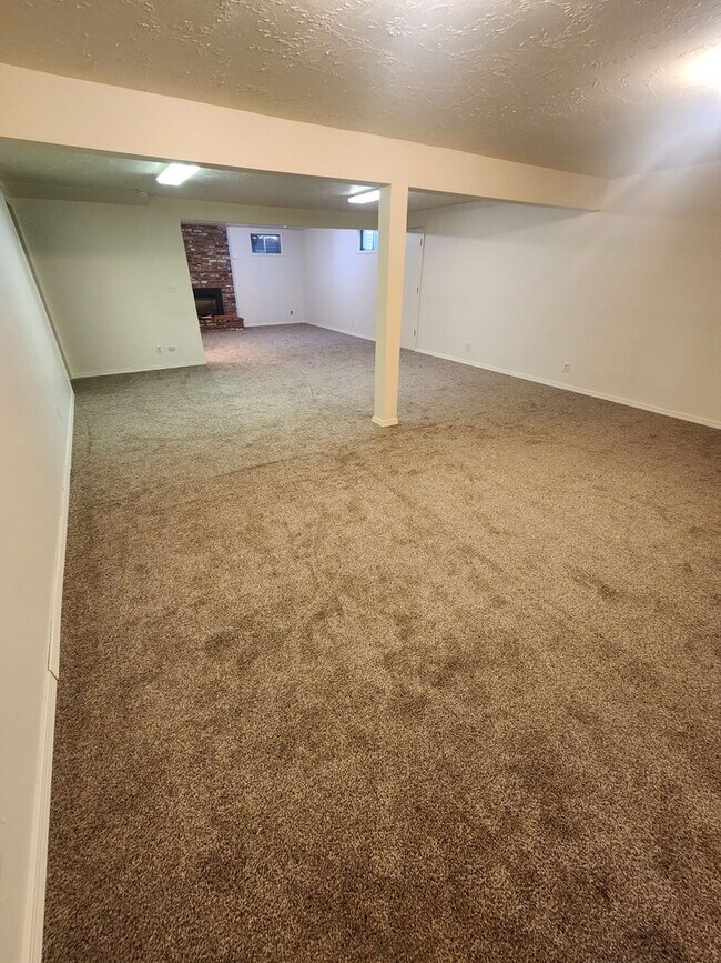 Building Photo - SINGLE FAMILY HOME ON HILLCREST (APP#72)