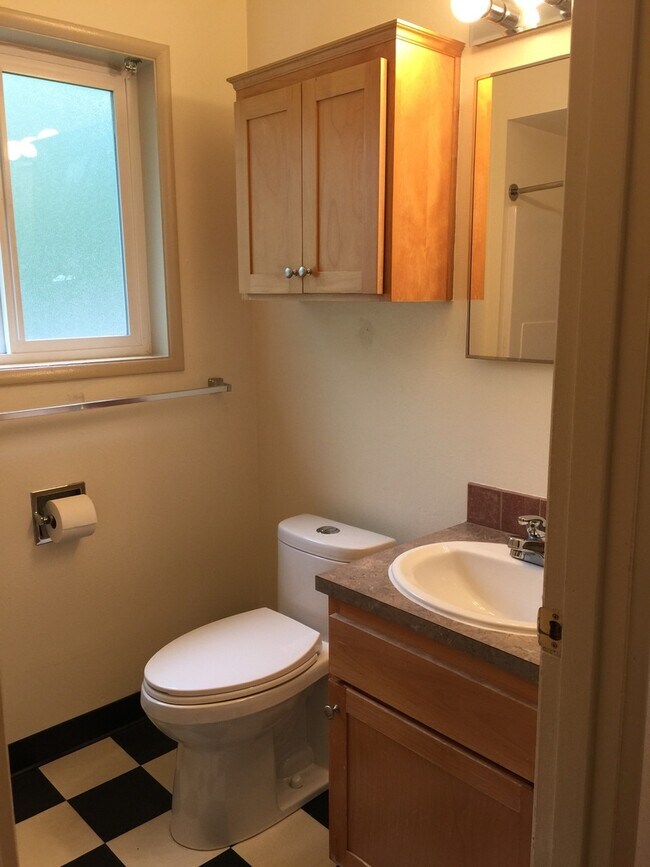 Building Photo - Corner 1bed, great location, bike storage,...