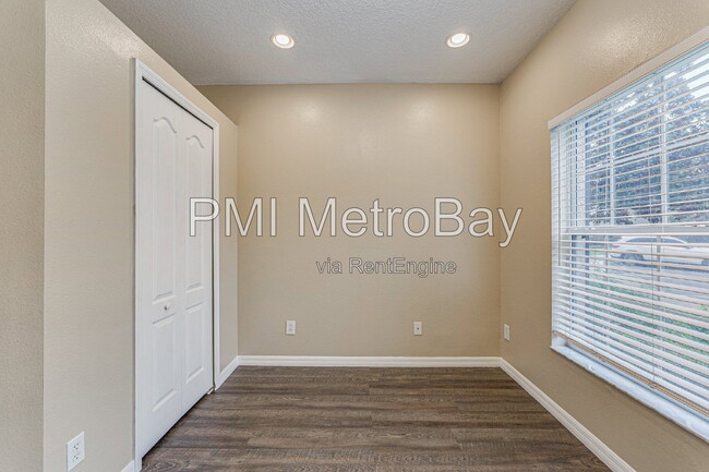 Building Photo - 15706 Fishhawk Falls Dr