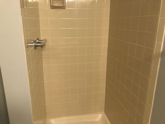 Building Photo - Updated Townhome Close to METRO