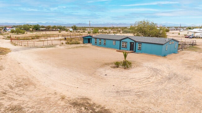 Building Photo - 1.25 Acre 5 Bedroom 3 Bathroom Horse Property in Florence!