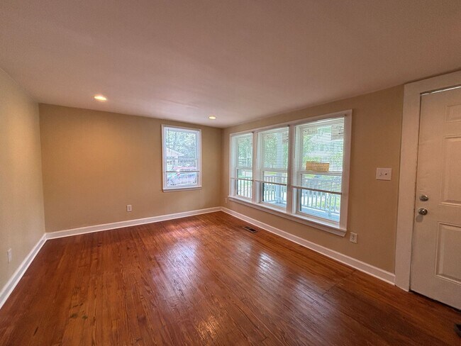 Building Photo - Available 9/1! Newly Renovated in Downtown...