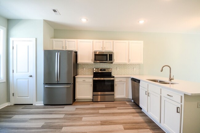 Building Photo - BEAUTIFUL! 2 Bedroom with Flex Space Townhome in Sneads Ferry