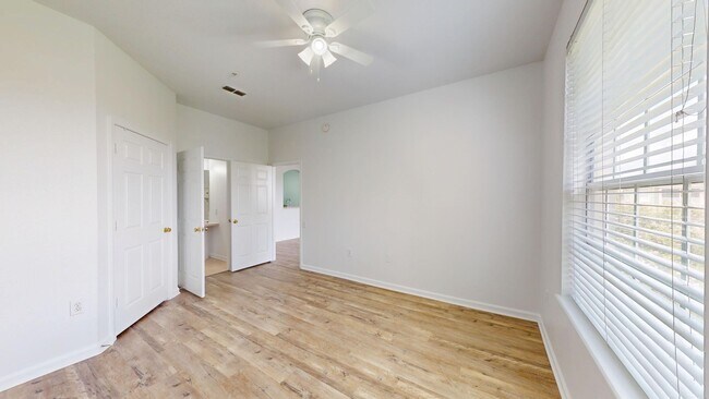 Building Photo - Beautifully updated 2 bed, 2 bath third-fl...