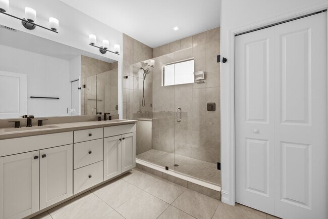 Building Photo - Vanderbilt Reserve Townhouse
