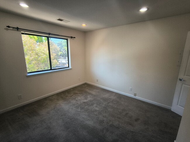Building Photo - 1BED/1BATH Condo Located in a Quiet Area of Downtown Concord, Ca!!