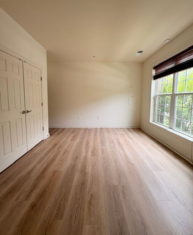 Building Photo - 121 Autumn View Dr