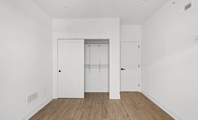 Building Photo - 1546 N Darien St