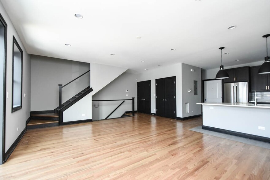 Building Photo - 3923 N Ashland Ave
