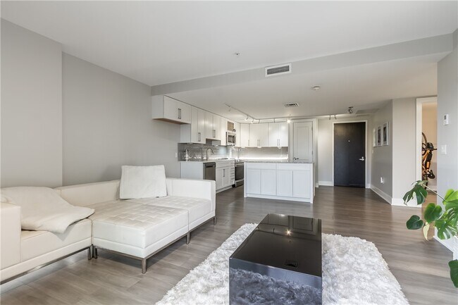 Building Photo - 205 Lakeshore Dr
