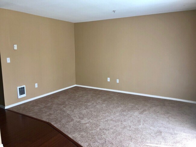 Building Photo - 1 Bedroom Near Lake Washington With Pool!