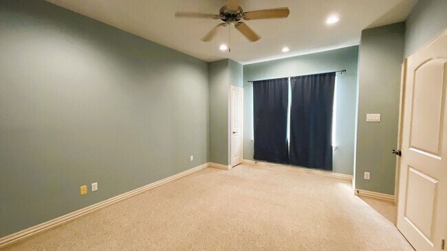 Building Photo - GORGEOUS Townhome in Inner Loop Gated Community **Ask about our NO CASH DEPOSIT option through OB...