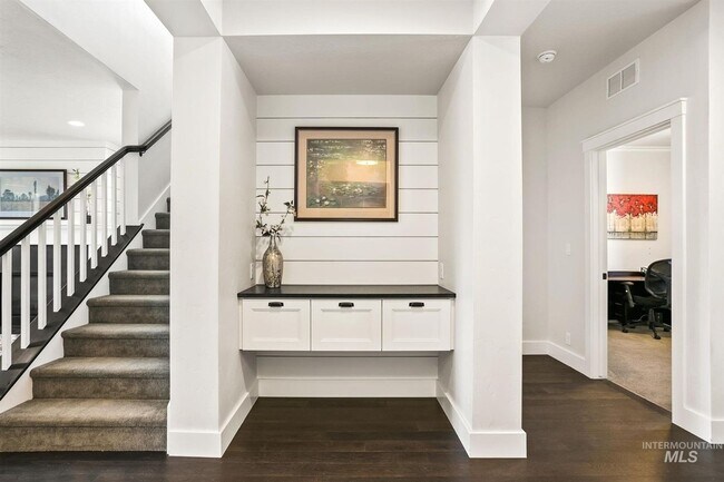Building Photo - Stunning Modern Home Near NE Foothills | Mountain Views | Designer Finishes