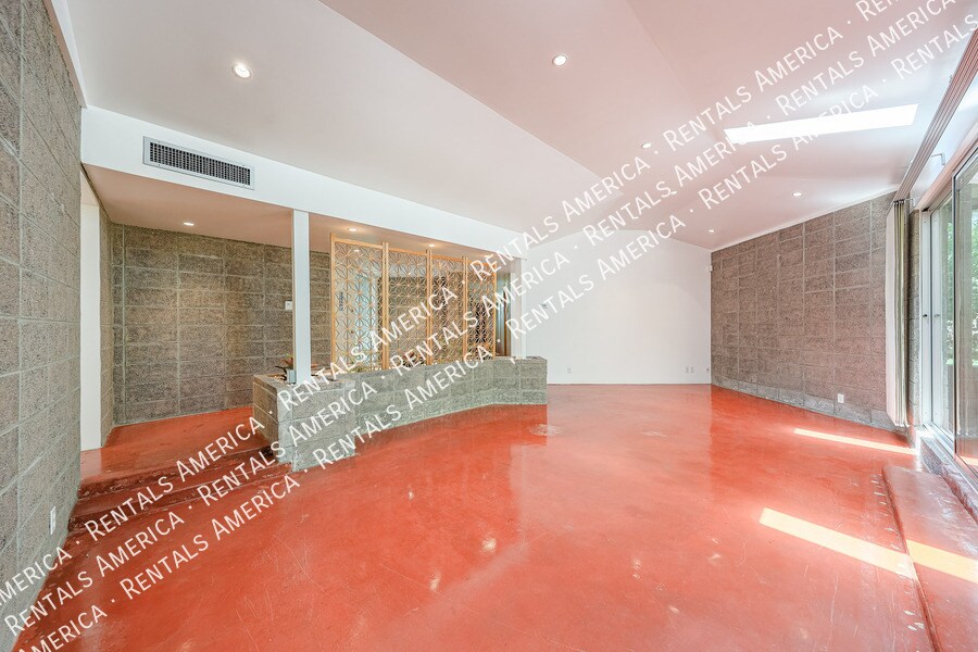 Building Photo - 3237 E Meadowbrook Ave