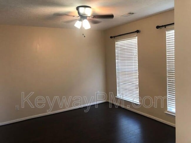 Building Photo - 1468 Collins Dr