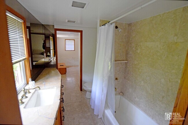 Building Photo - Timeless 4 Bedroom in West Montclair