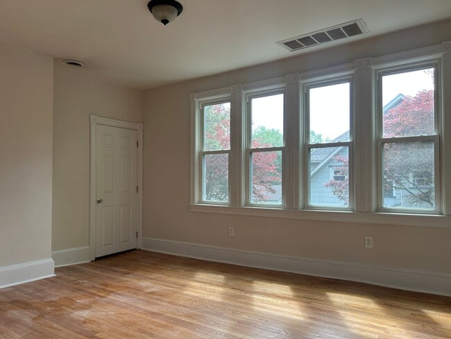 Building Photo - Renovated 2 Bed Apartment 1 block to downtown with Laundry and Central Air