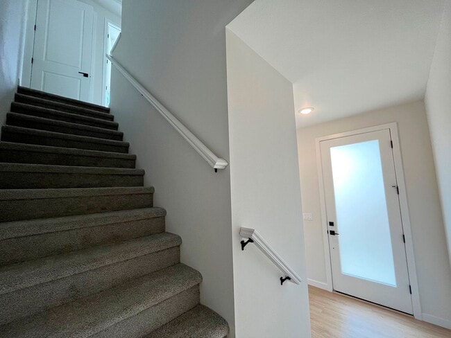 Building Photo - Stunning Modern Townhome-Style Unit with Washer/Dryer Included, A/C!