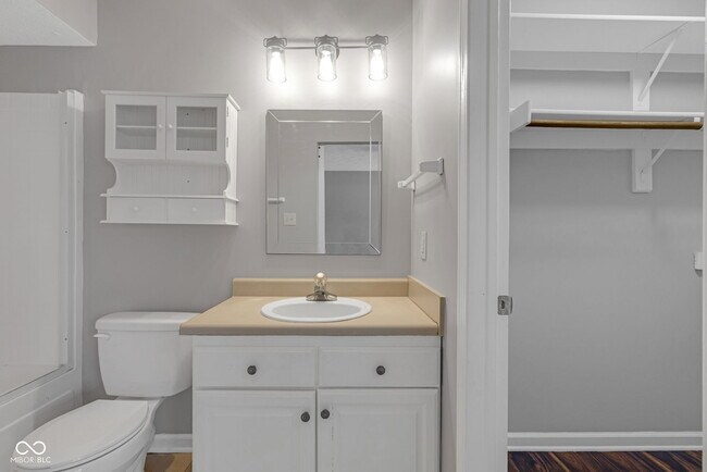 Building Photo - 6318 Pickwick Ct