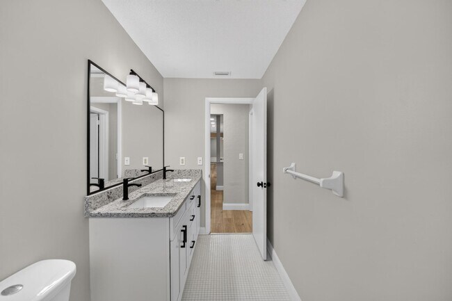 Building Photo - 791 Lindenwood Cir E