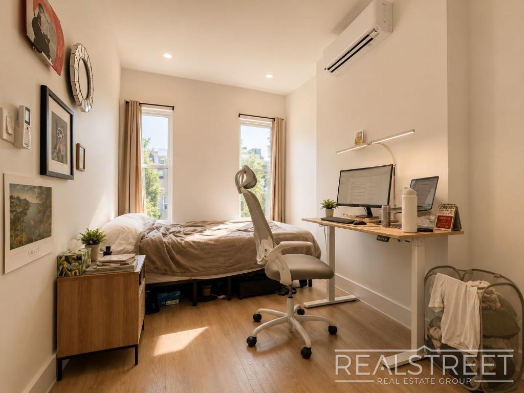 Building Photo - Top Floor 2 Bed in Renovated Brownstone with Washer/Dryer, Split AC & Tall Ceilings