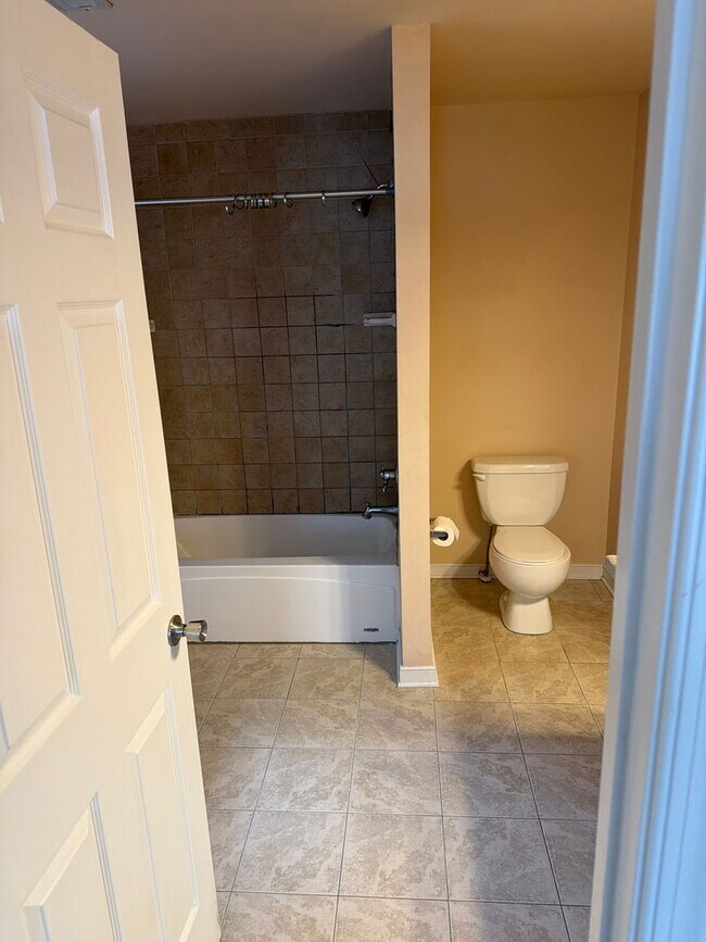 Building Photo - Large 3 Bedroom | 2.5 Bath in The Fan!