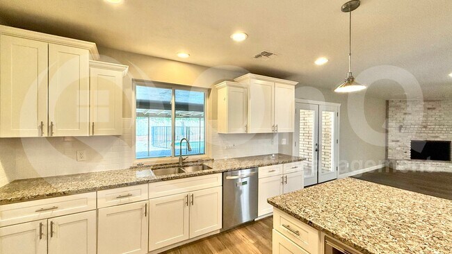 Building Photo - 2502 E Sahuaro Dr