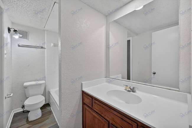 Building Photo - 6706 S Creek Dr