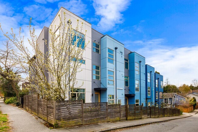 Building Photo - Move In Special! -  Corner 3 Bedroom Townh...