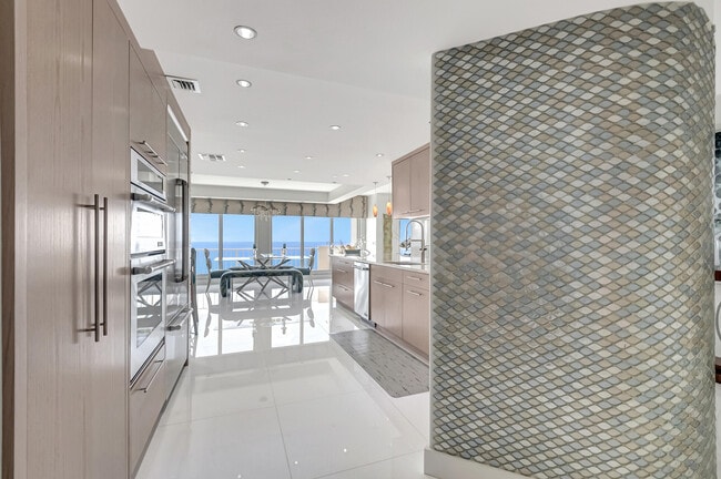 Building Photo - 4301 N Ocean Blvd