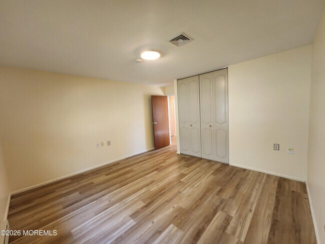 Building Photo - 341B Canterbury Ct