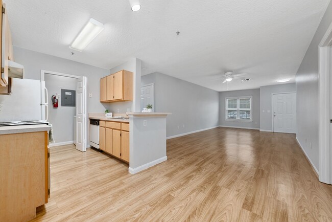 Building Photo - 2 Bedroom 2 bathroom  Condominium.