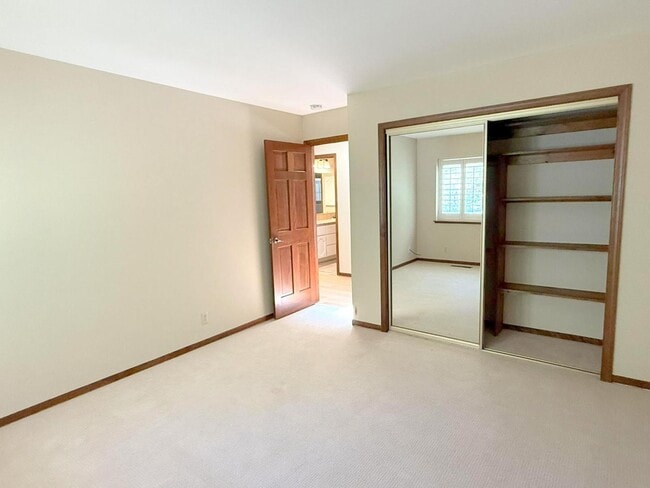 Building Photo - Sprawling ranch home located in highly des...