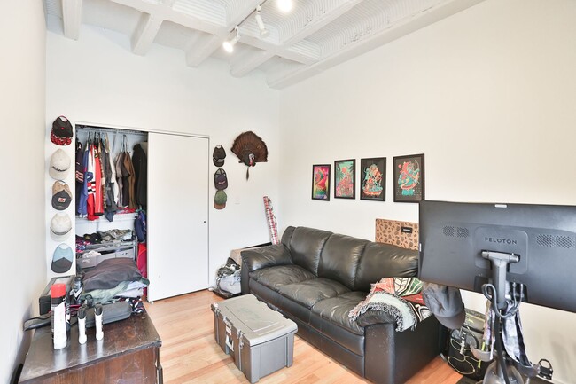 Building Photo - Wicker Park Huge 2 Bedroom Loft With Soaring Ceilings