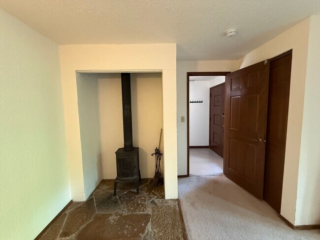 Building Photo - 3 Bed 2.5 Bath in the Heart of Bellevue