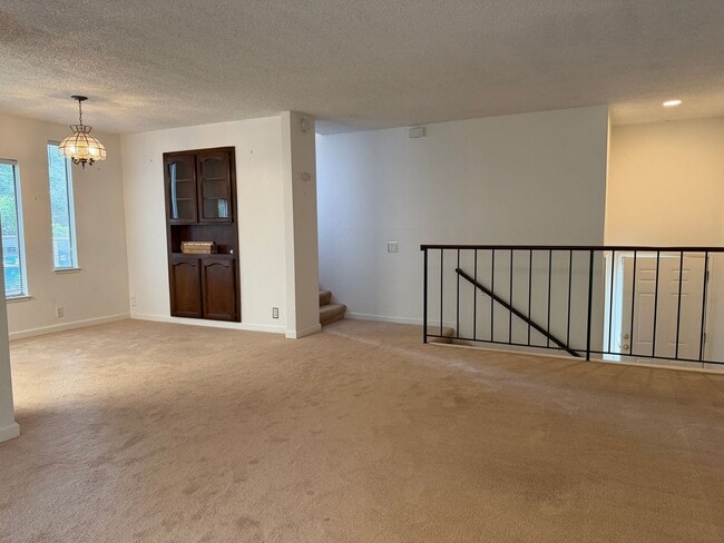 Building Photo - 1670 Sqft. 3 Bedroom, 2 Bath Gated Townhome for Rent in Citrus Heights.