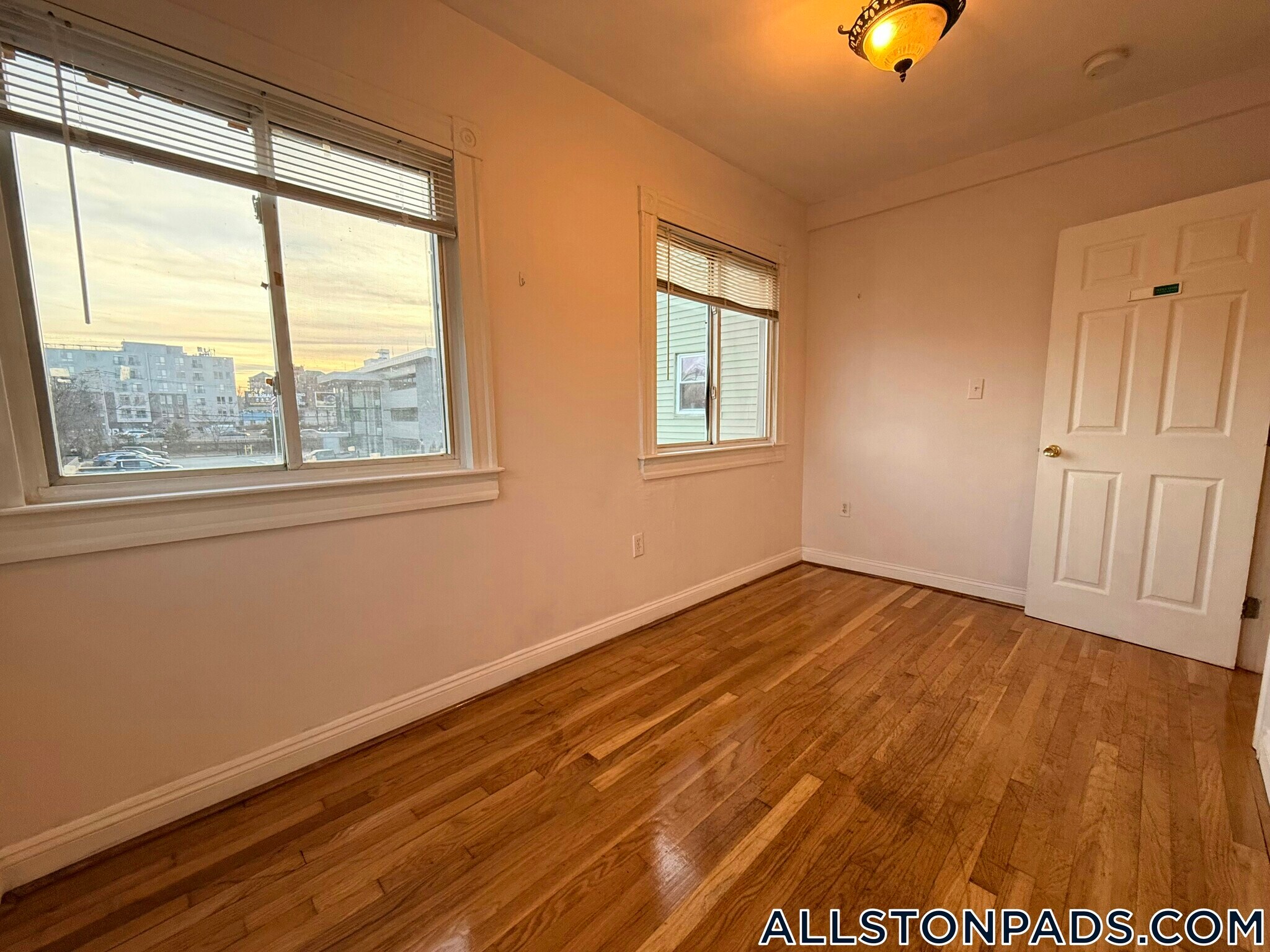 Building Photo - 35 Adamson St