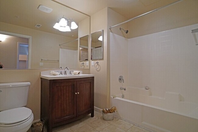 Building Photo - 3 bedroom, 2 bathroom condo with great flo...