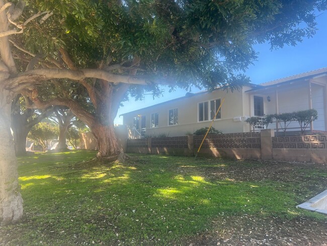 Building Photo - Charming Duplex in Hermosa Beach