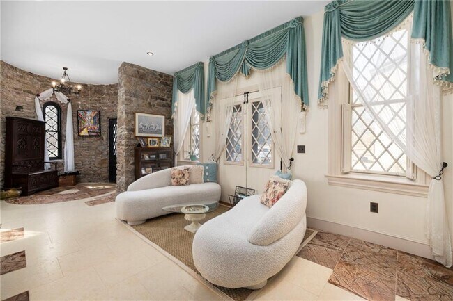 Building Photo - 60 Old Beach Rd