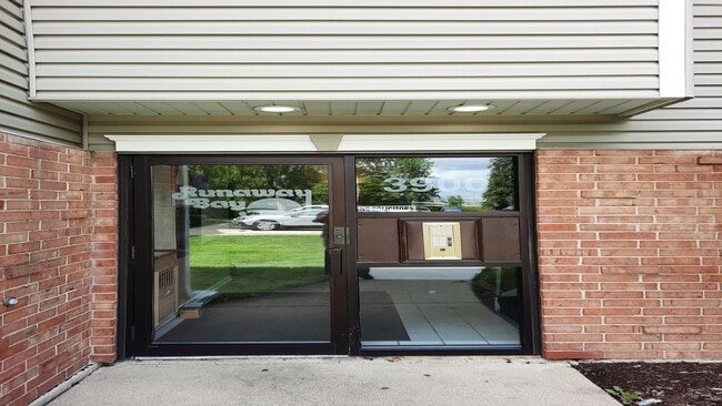 Building Photo - Spacious & Updated 2-Bed, 2-Bath Condo in Desirable Palatine Location