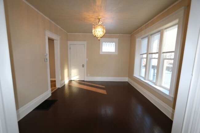 Building Photo - 104 S Garfield Ave