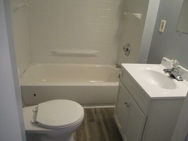 Building Photo - COMING SOON!  Updated 4 Bed 1.5 Bath Middl...