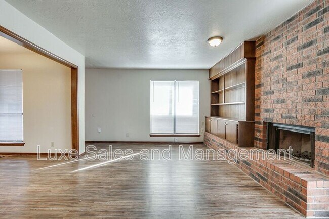 Building Photo - 6004 Paramount Dr