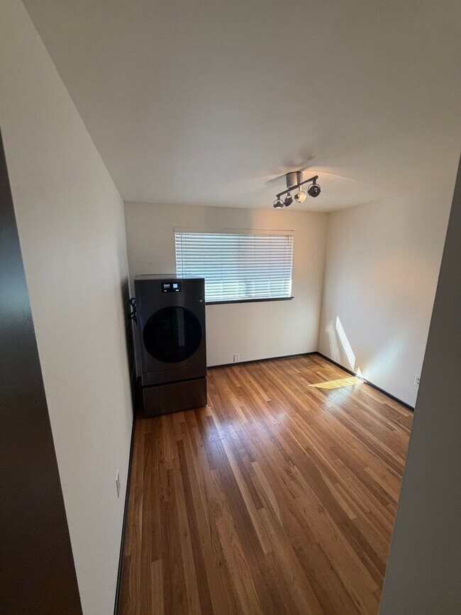 Building Photo - Top Floor Unit in Tastefully Updated Home!