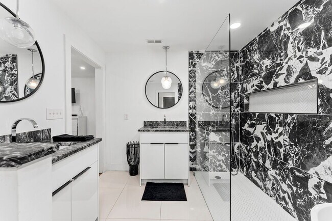 Building Photo - 2874 Grand Ave SW