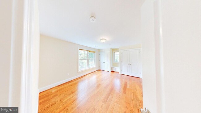 Building Photo - 6403 Earlham Dr
