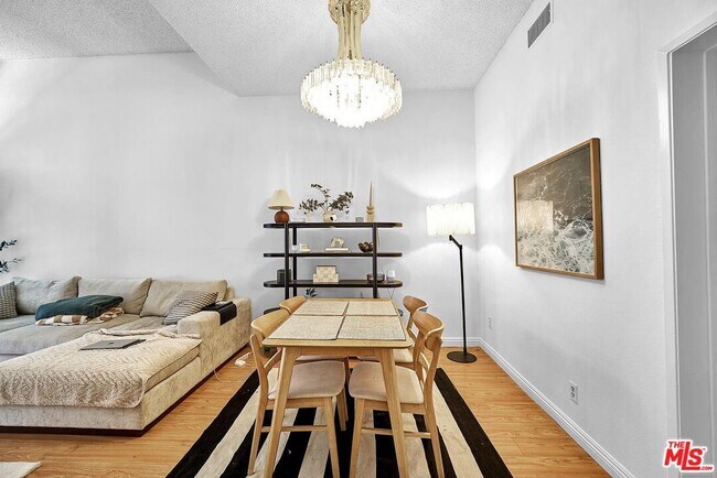 Building Photo - 421 S Van Ness Ave