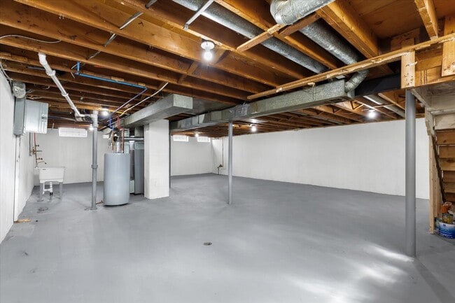 Building Photo - 153 Ross St